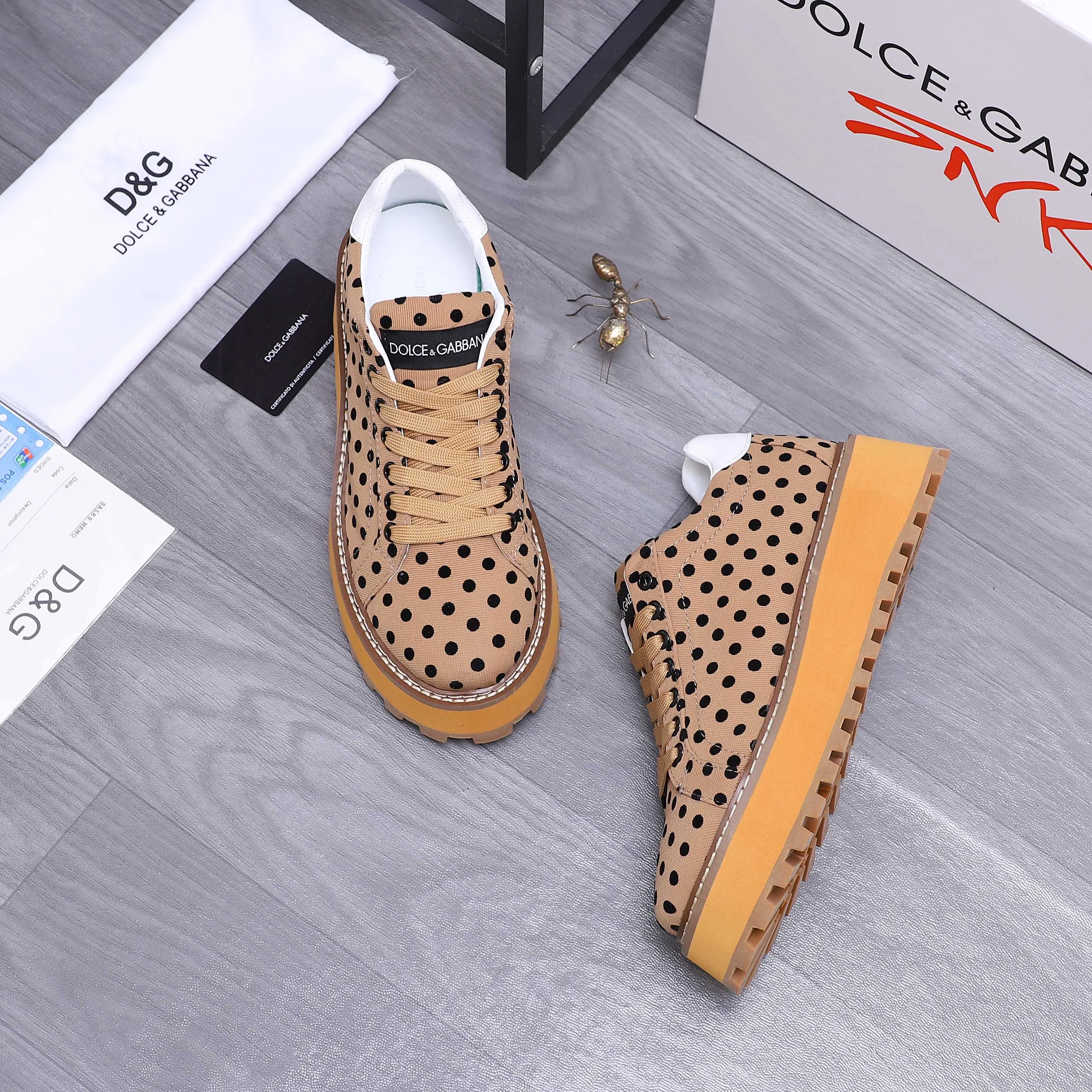 Men's shoes 💰442 Product trademark: DG (Dolce & Gabbana) casual shoes for couples. Regular size: 36-46 (45.46 is custom-made and non-refundable). Product materials: Selected breathable woven upper, leather lining, cowhide insole, non-slip rubber outsole